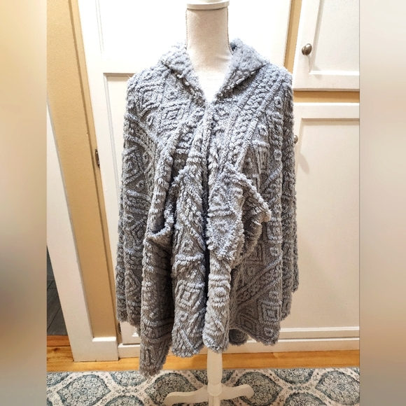 Cozy Gray Hooded Fuzzy Sherpa Fleece Poncho NWOT - Picture 2 of 11